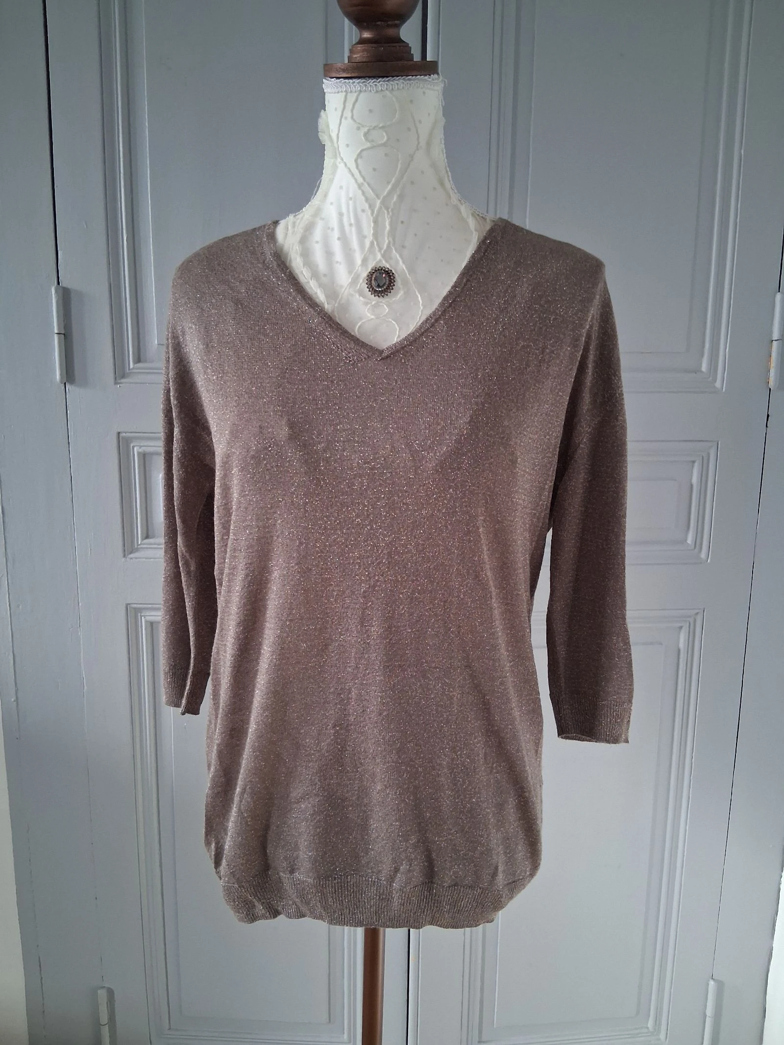 Suéter fino iridiscente color taupe de Mango - Corte fluido y elegante - Talla M – photo 2